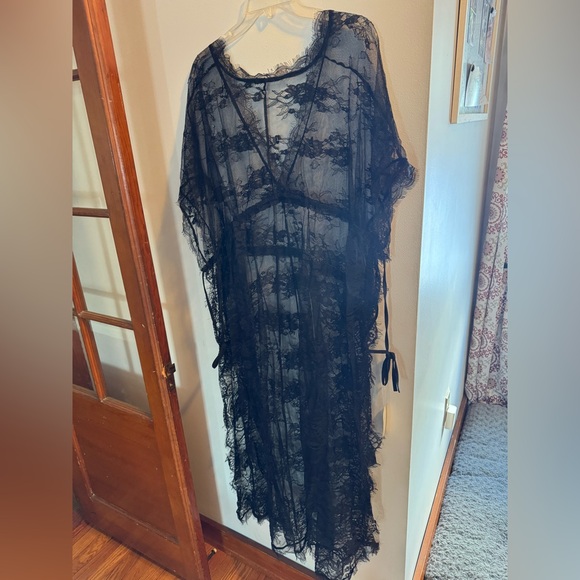 Elegant Black Lace Cover Up - Picture 5 of 12